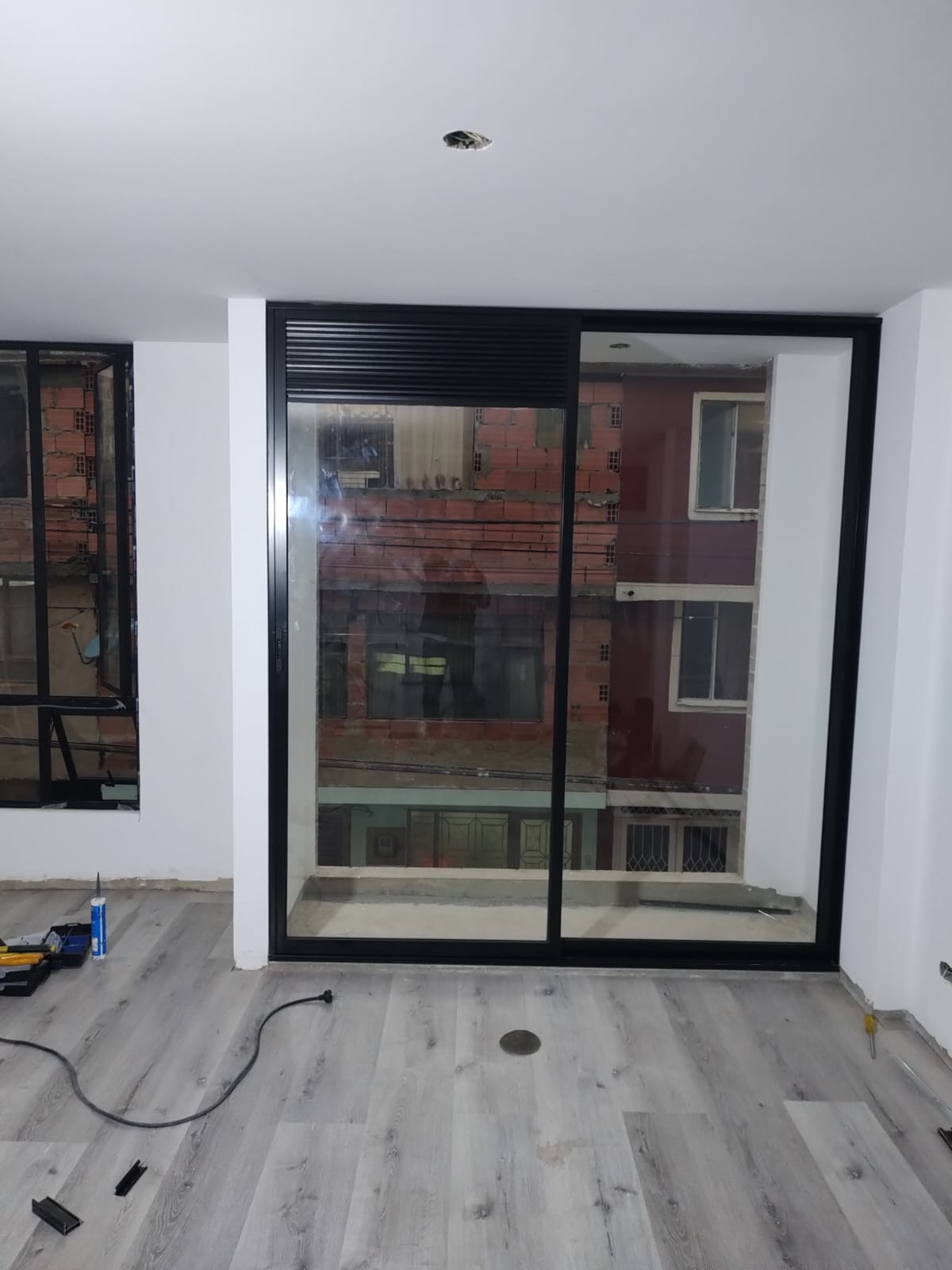 ventana en aluminio corrediza ref. 8025