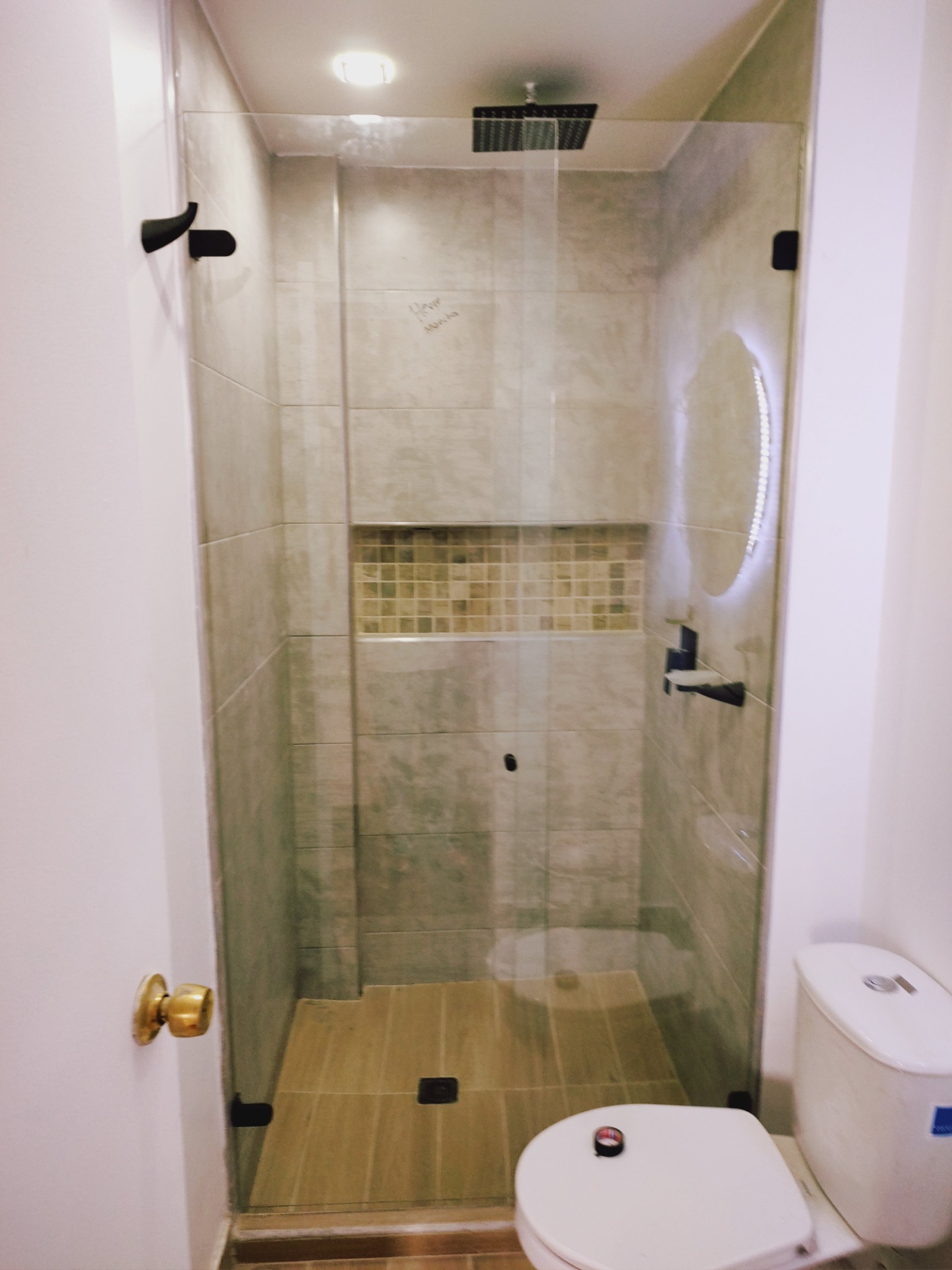 división baño en vidrio templado sistema abatible con herrajes enacero 