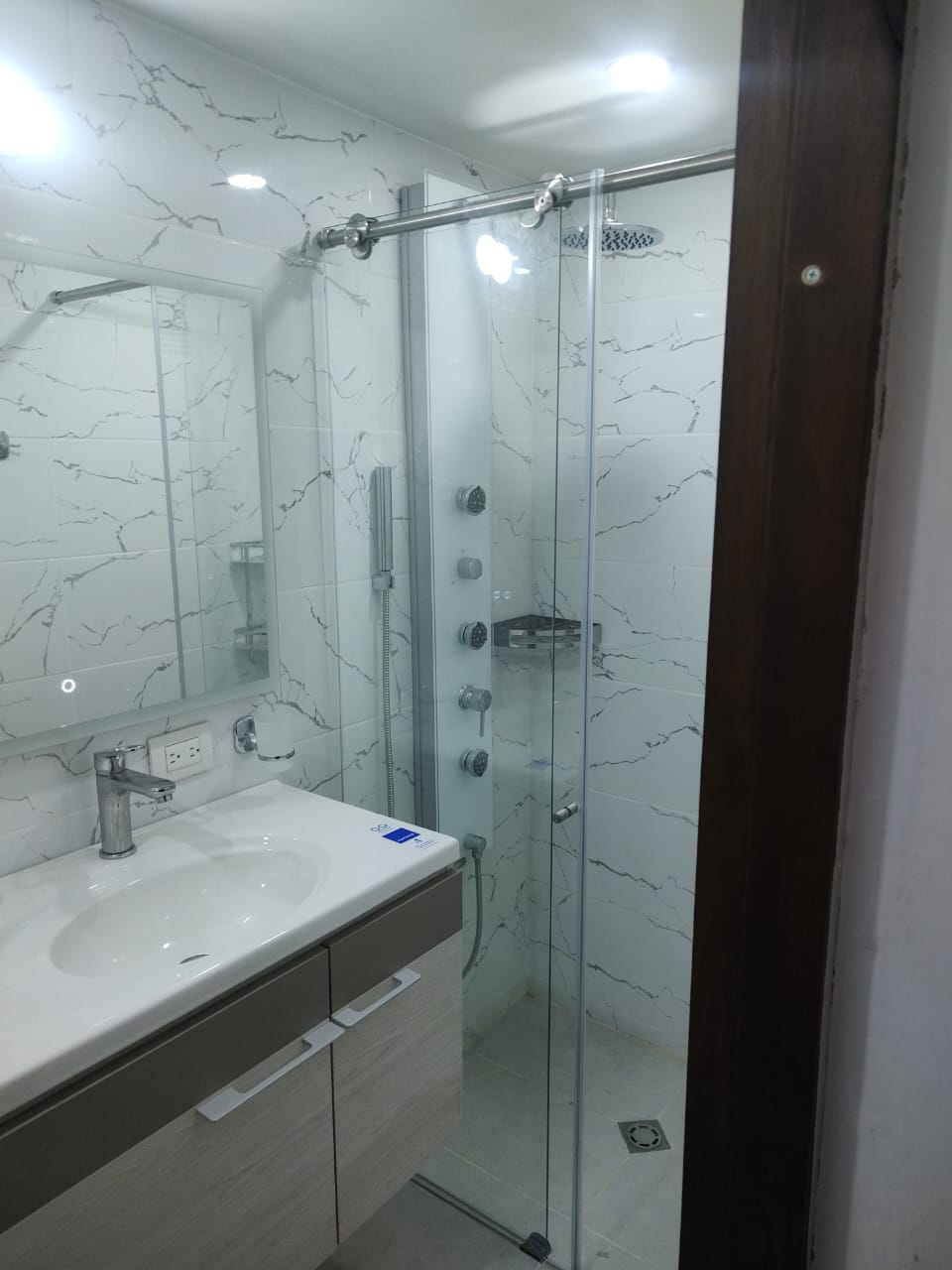 división baño en vidrio templado sistema corredizo tubo de acero 